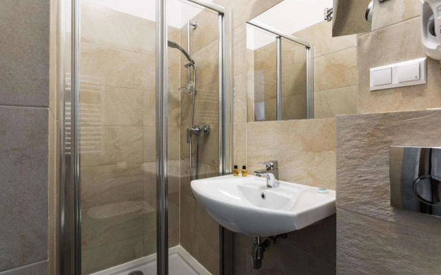 G12 Aparthotel