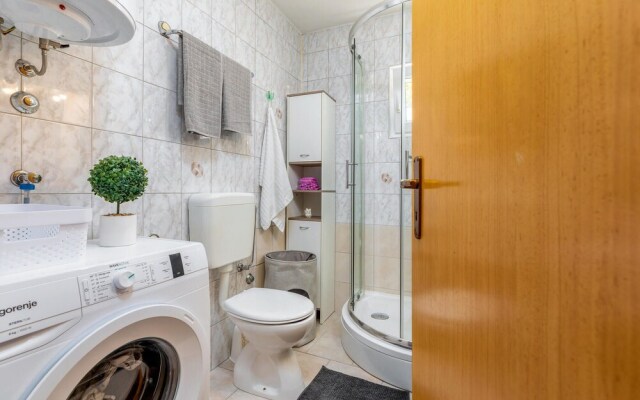 Nice Home in Valbandon with Hot Tub, WiFi & 2 Bedrooms