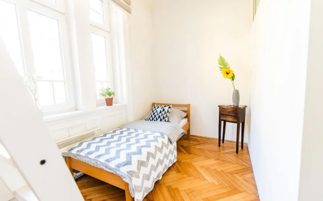 Bright and Sunny Apartment in The City Center!