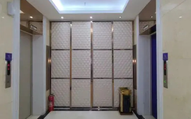 Super 8 Hotel (Hefei 1912 Xinhua International Plaza)