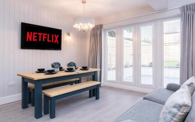 Enfield House - Charming, Modern and Light 4bed