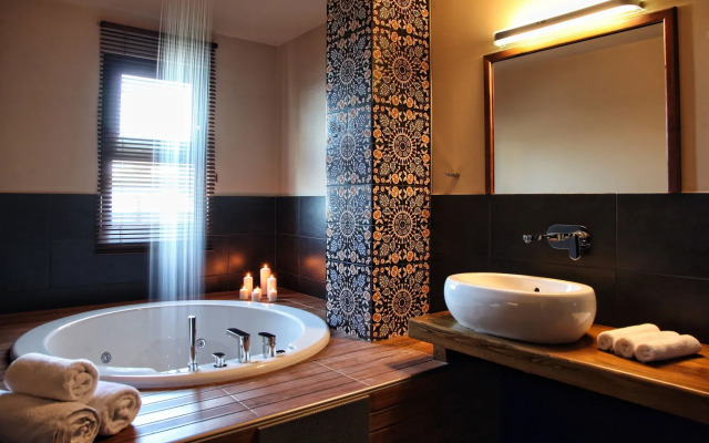 Theta Hotel