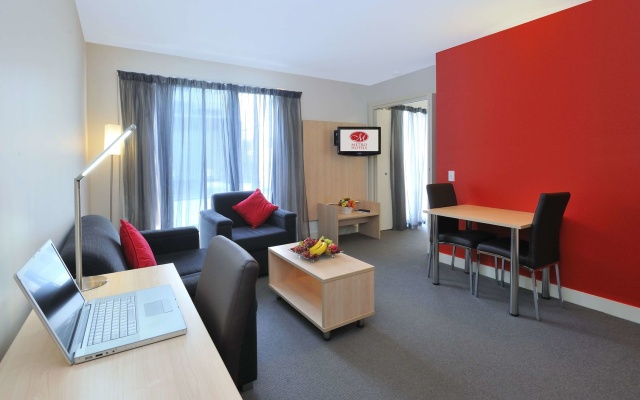Metro Apartments on Bank Place – Guest Rooms – Melbourne