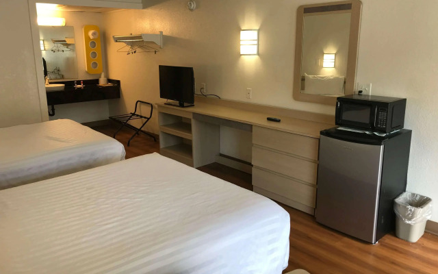 Travelodge by Wyndham Fayetteville