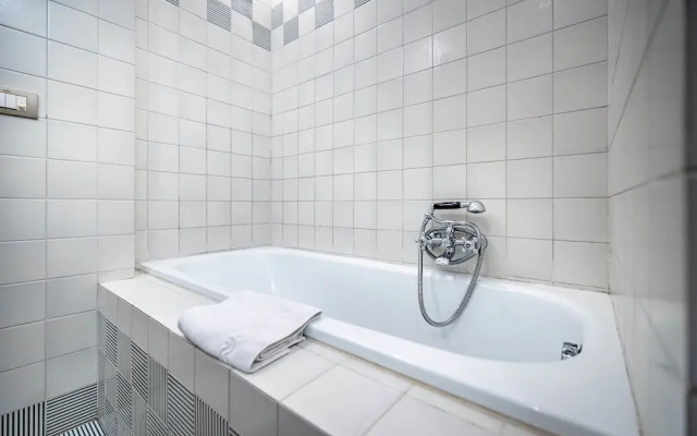 YiD elegant near tramvia