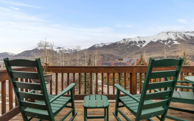 Russell Home by Avantstay Expansive Deck, Stunning Views & Hot Tub!