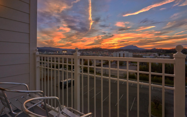 Holiday Inn Express and Suites Pigeon Forge Sevierville by IHG