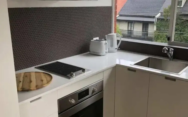 Sun-drenched 1 Bed Studio Apartment In Newtown
