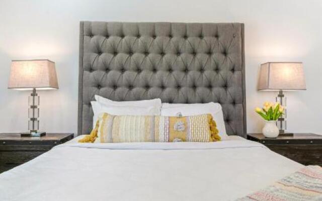 Elegant 4BR Condo in Downtown