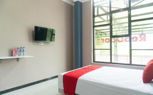 RedDoorz Syariah near Alun Alun Blitar