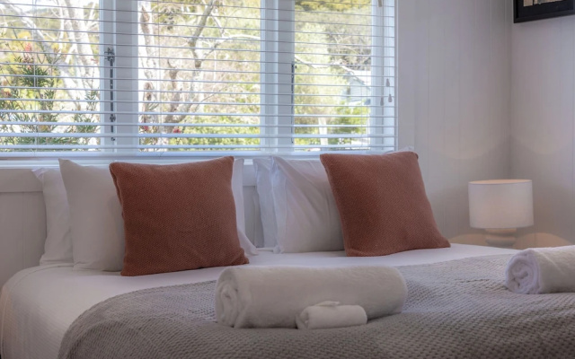 Tahatai Cottage with Spa Pool - Oneroa – Guest Rooms – Blackpool