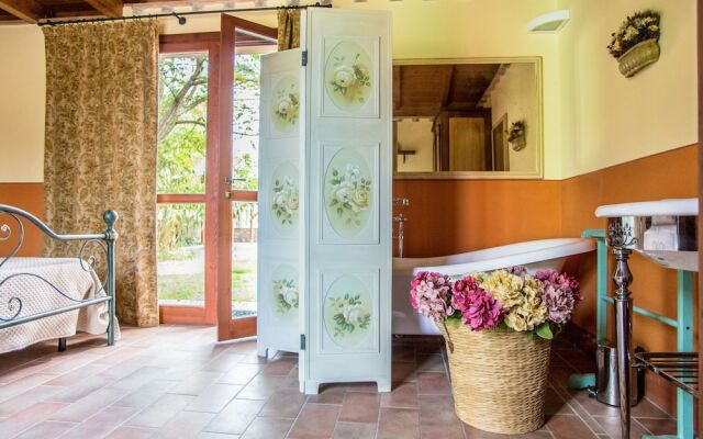 Tasteful Apartment in Roselle Terme With Fenced Garden