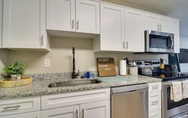 4 Mi to Dtwn: Pet-friendly Tampa Retreat