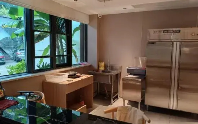 Lotus Pond Retreat Designer Hotel (People's Square Taoyangli)