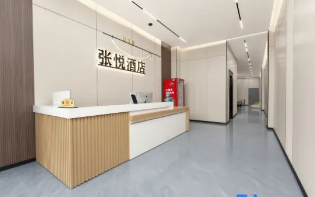 Luoping Zhangyue Express Hotel