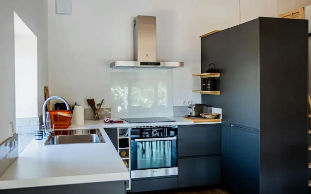 Bright, Modern Loft Comfortable Vacation Home