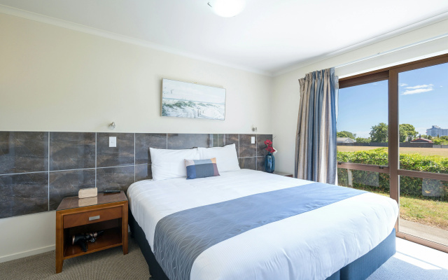 Admirals Motor Inn