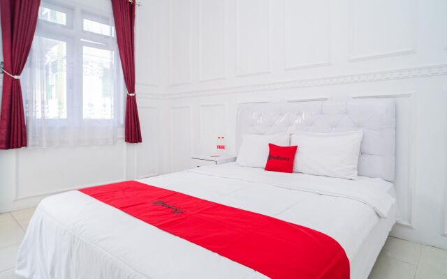 RedDoorz Syariah @ Aura Homestay