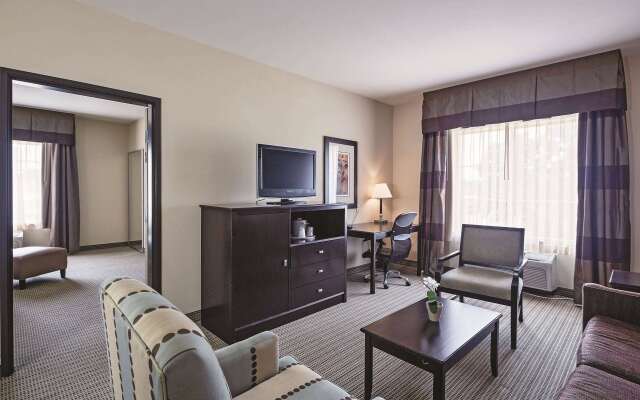 La Quinta Inn & Suites by Wyndham DFW Airport West - Euless