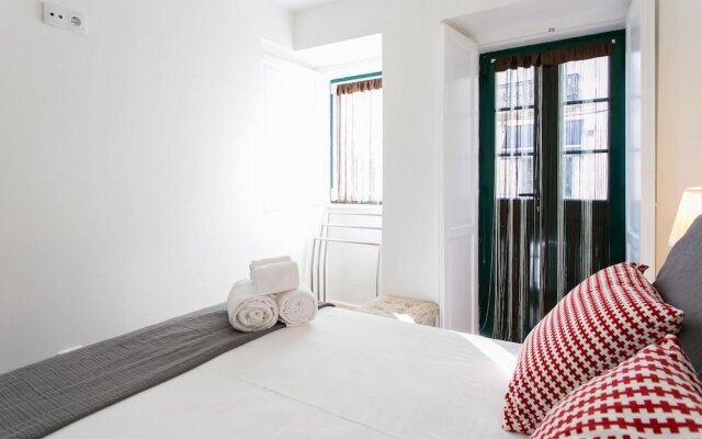ALTIDO Cosy 1-bed flat w/balcony in Alfama, moments from the Port
