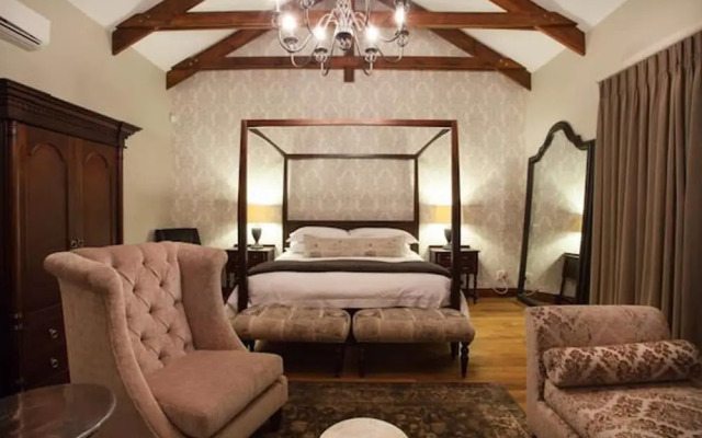 Under Oaks Guest House