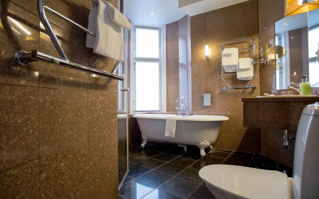 Crystal Plaza Hotel