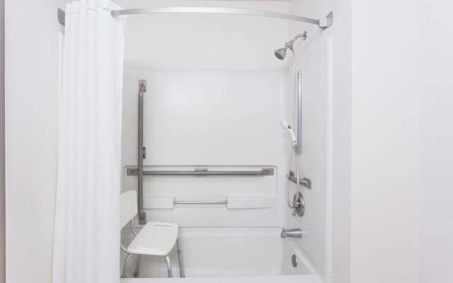 Super 8 by Wyndham Woodstock