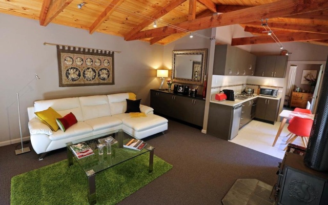Mirkwood Forest Self-contained Spa Cottages – Guest Rooms – Woodend
