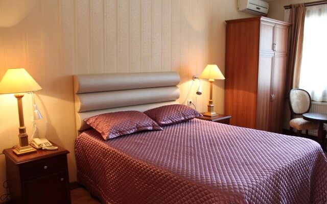 Dr Kushan Hotel