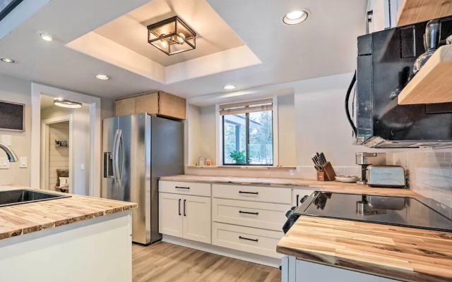 Modern Sunriver Home w/ Hot Tub: Ski, Hike & Bike!
