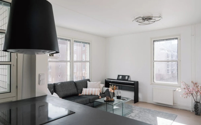 Modern 1BR Apartment with Balcony