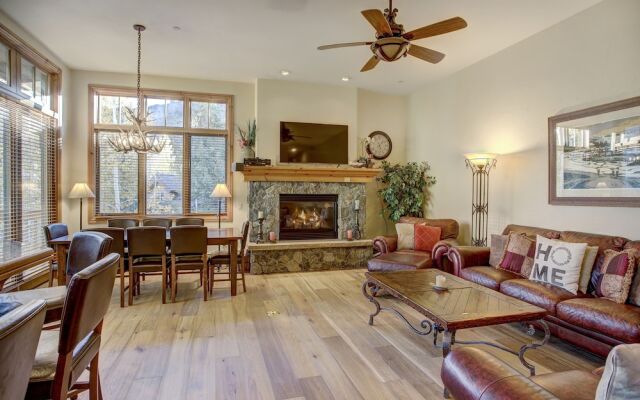 Cozy & Central Arrowhead Ge Townhome, 3br, Sleeps 6 3 Bedroom Townhouse by RedAwning