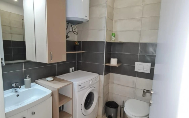 Sunny Apartment - Blloku Tirana, near Lake