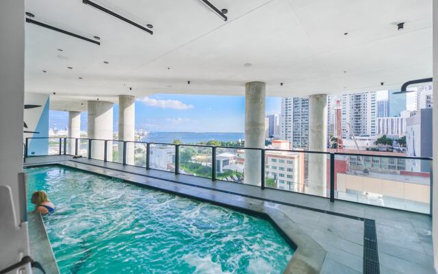 Bayside Studio Overlooking the city