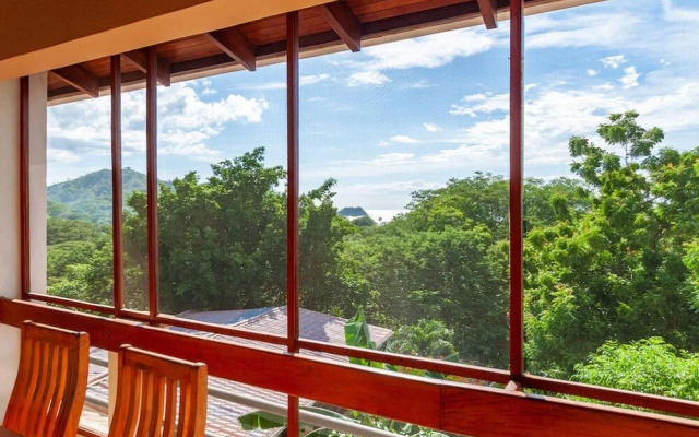 2BD Beauty With Big Pool - Walk to Beach
