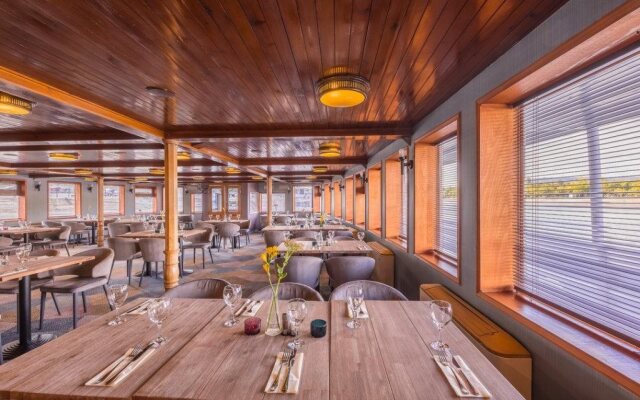 Fortuna Boat Hotel