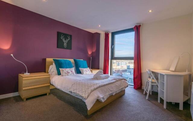 Modern 2 bed apartment, next to Hydro and SECC!