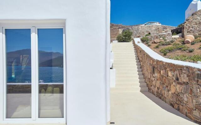 Private Villa Beachfront 30steps to Alemagou Beach