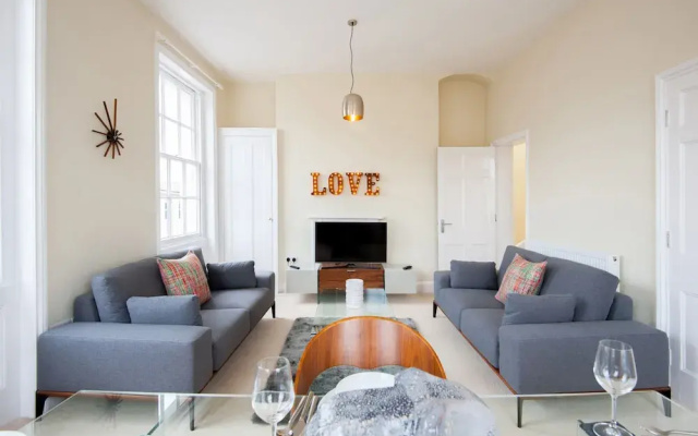 Elliot Oliver- 2 Bedroom Duplex Town Centre Apartment
