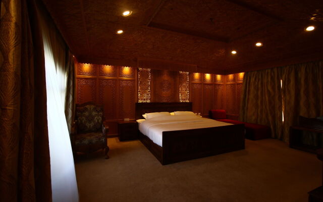Mascot Houseboats