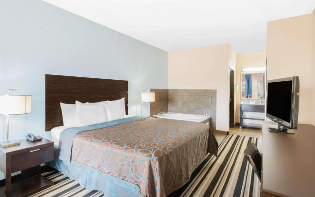 Super 8 by Wyndham Dilley TX