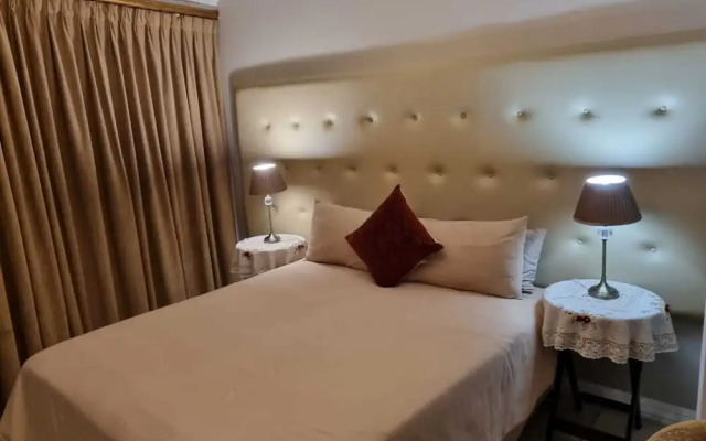 Savoy Lodge - Standard Double Room 7