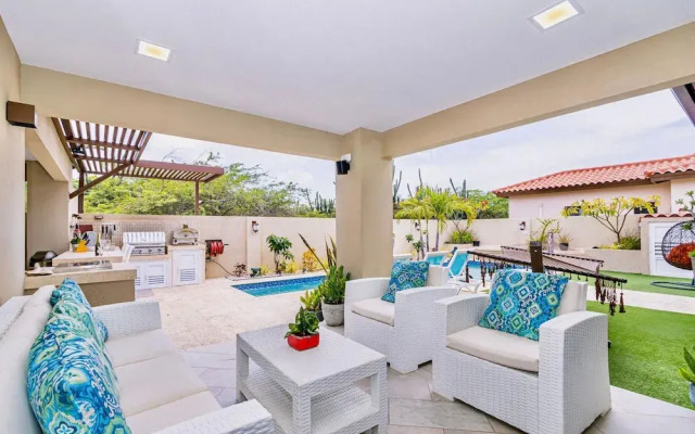 Luxury New 5 Location Pool Outdoor Kitchen