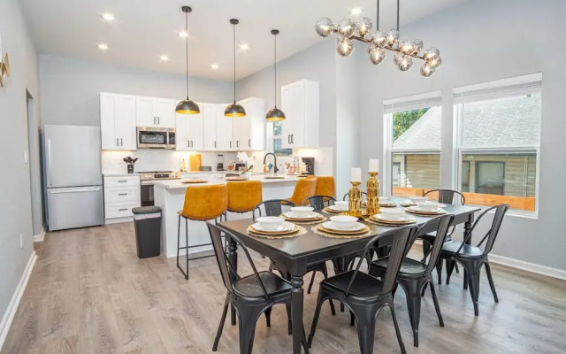 Inviting 4BR 2BA Near Downtown Riverwalk