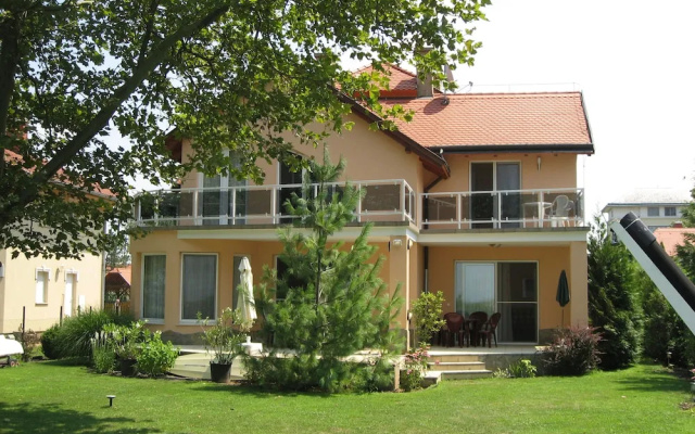 Sunshine Beach House  directly at the  lake