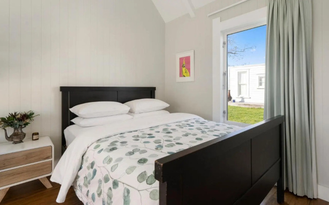 Te Whare Hipi - Martinborough Holiday Home