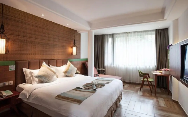 Yurong West Lake Cottage Resort