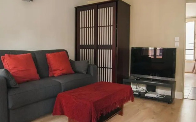 Into Paris - Marais Apartment
