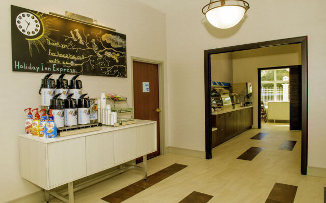 Holiday Inn Express Hotel & Suites St. Petersburg North (I-275)
