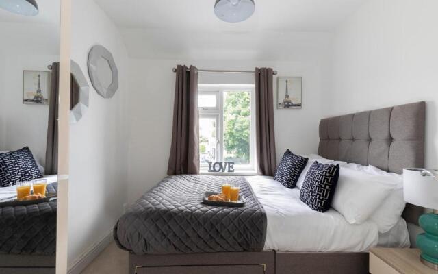 Modern Three Bedroom Home in Gloucester with Hot Tub